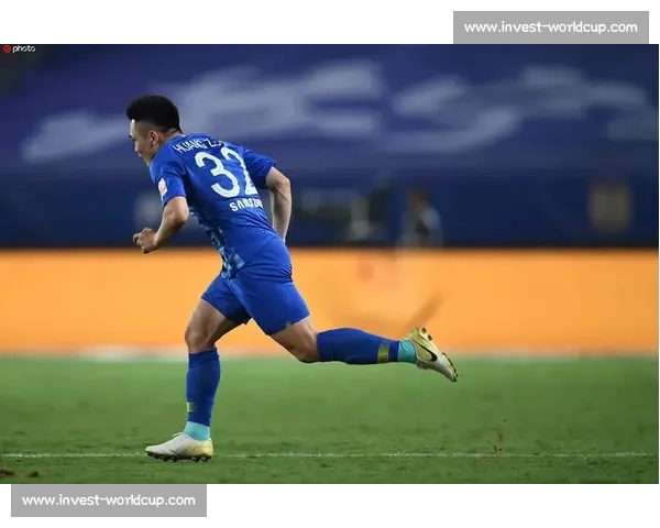 黄紫昌带伤出战创纪录！额眉缝八针仍头球破门